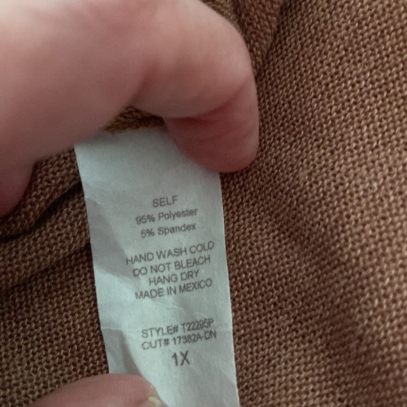 NWOT Casual Lightweight (95% Polyester/5% Spandex)Sweater-like Top-Size 1X - Picture 4 of 4